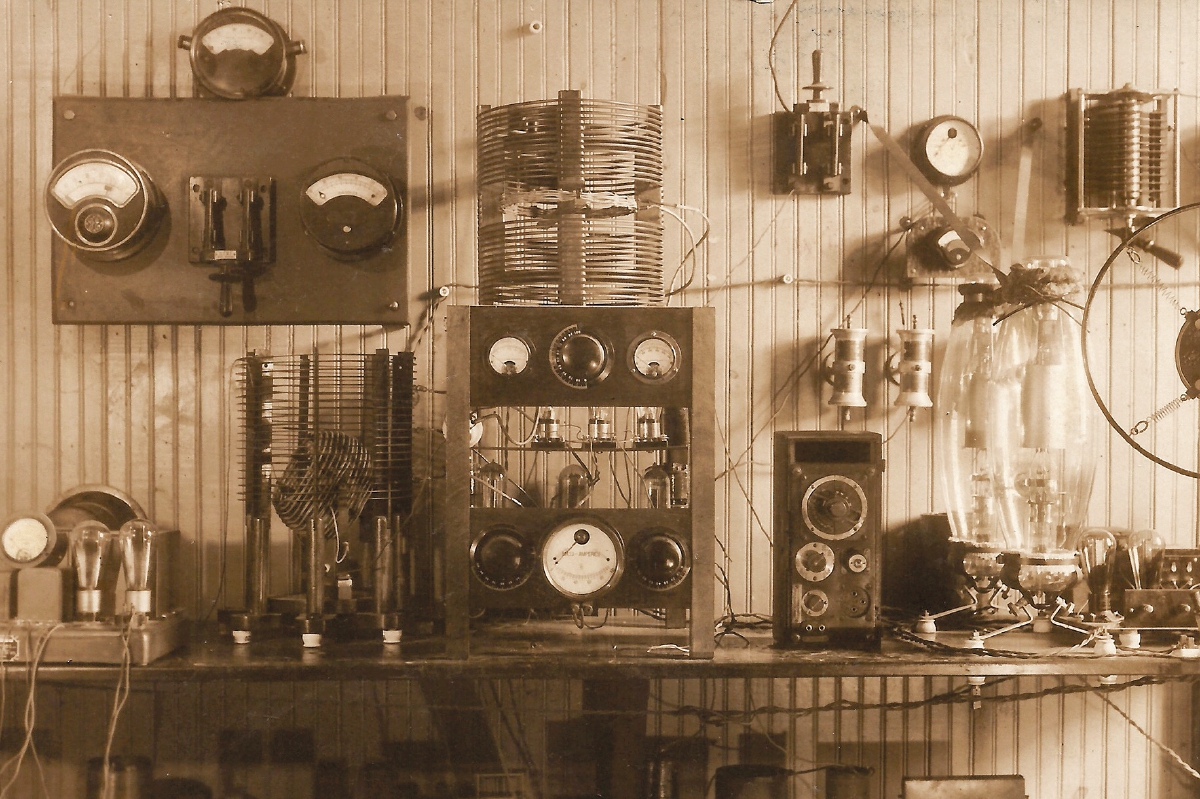 Estos fueron los primeros aparatos de onda larga de Radio TGW ensamblados por Caballeros en 1930. (Fotos cortesía familia Caballeros Flores)
