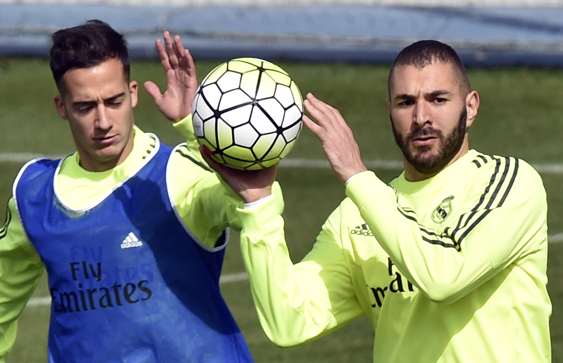 Lucas Vázquez y Karim Benzema participan del entrenamiento con el plantel del Real Madrid. (Foto Prensa Libre: AFP)