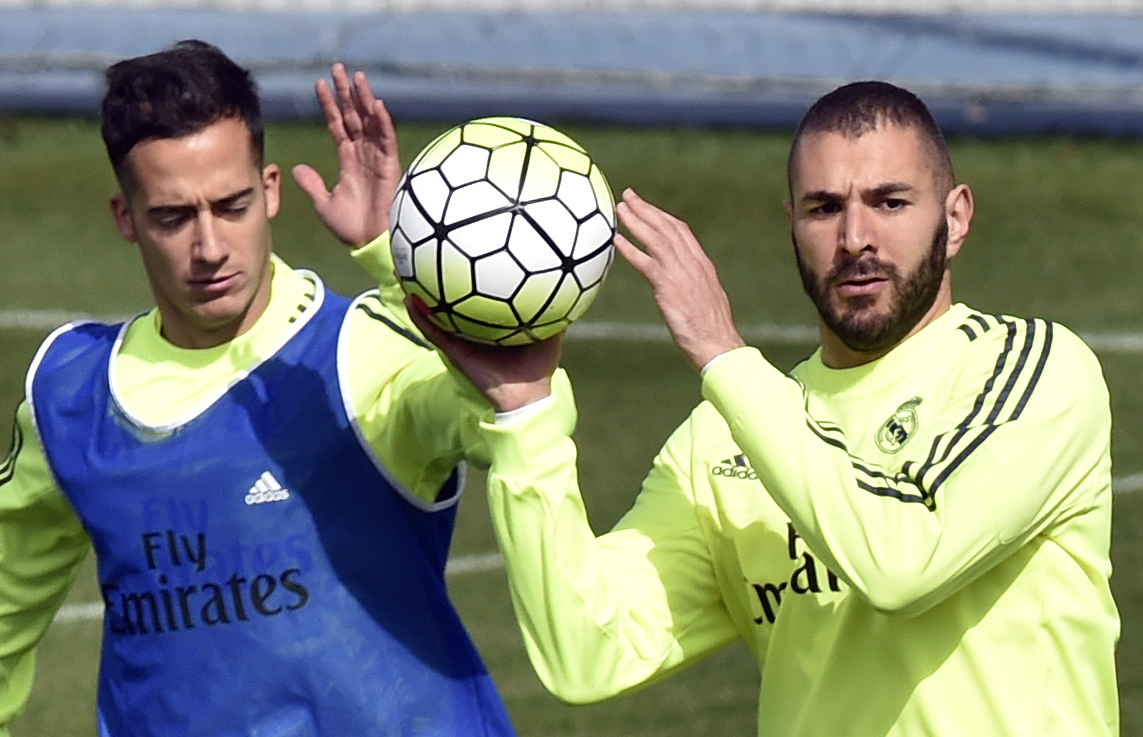 Lucas Vázquez y Karim Benzema participan del entrenamiento con el plantel del Real Madrid. (Foto Prensa Libre: AFP)
