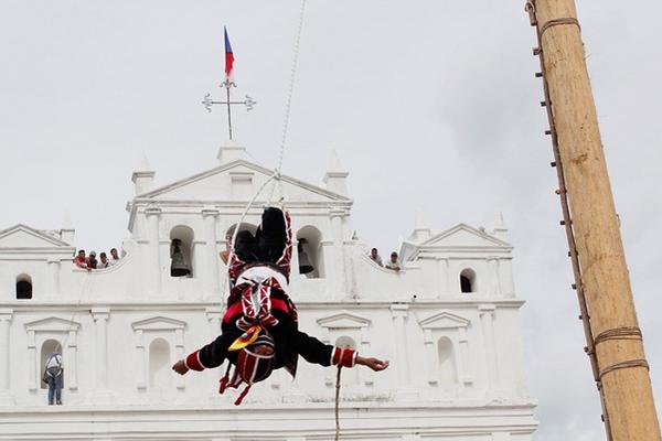 La escenificación de la danza empezó hoy frente a la iglesia católica. (Foto Prensa Libre: Carlos Grave)<br _mce_bogus="1"/>