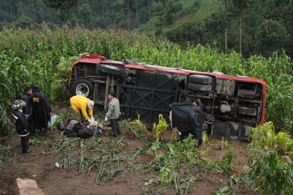 Un bus con 25 pasajeros cayó a una hondonada en jurisdicción de Nahualá, Sololá. (Foto Prensa Libre: Ángel Julajuj)