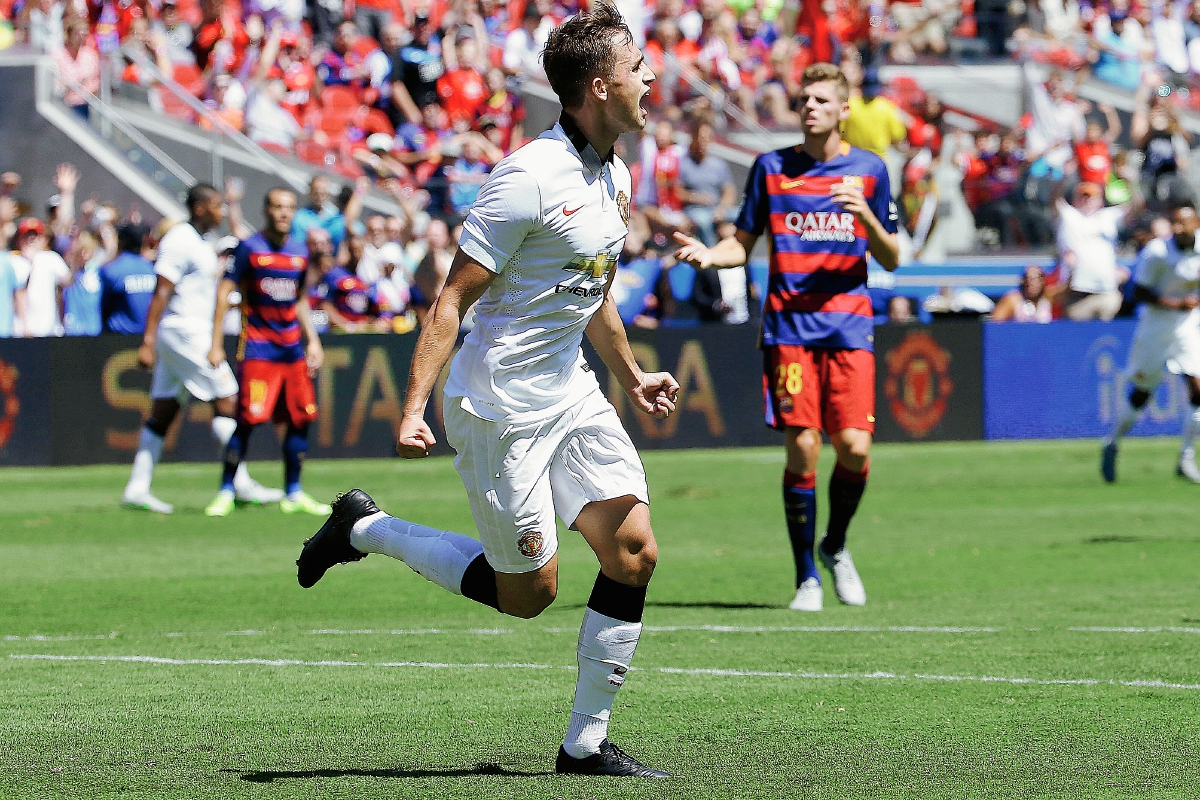 Januzaj celebra su anotación en contra del Barcelona. (Foto Prensa Libre: AP)