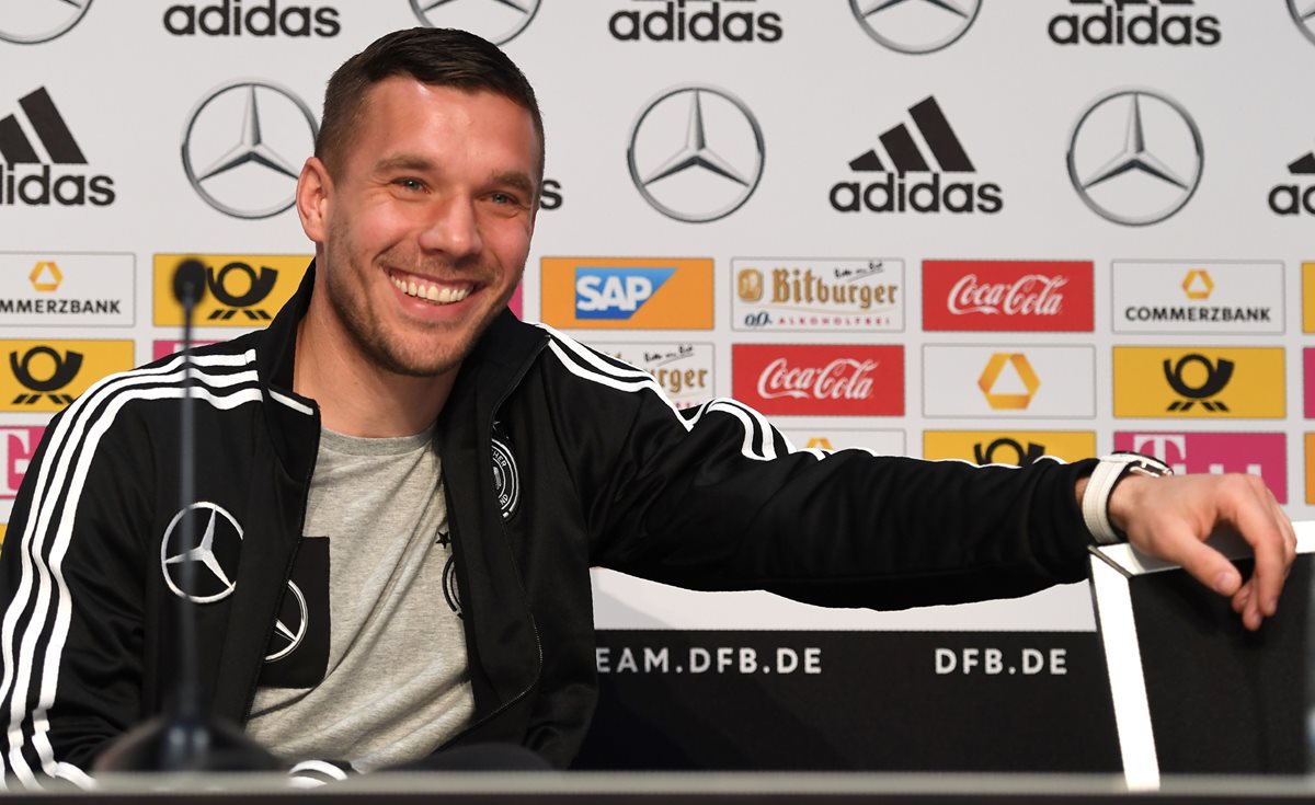 El internacional alemán Lukas Podolski,expresó hoy su agradecimiento a la Federación Alemana de Futbol (DFB), sus compañeros y a la afición, ante el “emocionante momento” de su adiós a la selección. (Foto Prensa Libre: AFP)