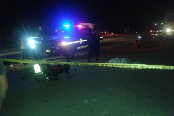 Autoridades resguardan el lugar donde murió atropellado Daniel Estuardo Valdez, en Chiquimula. (Foto Prensa Libre: Edwin Paxtor)