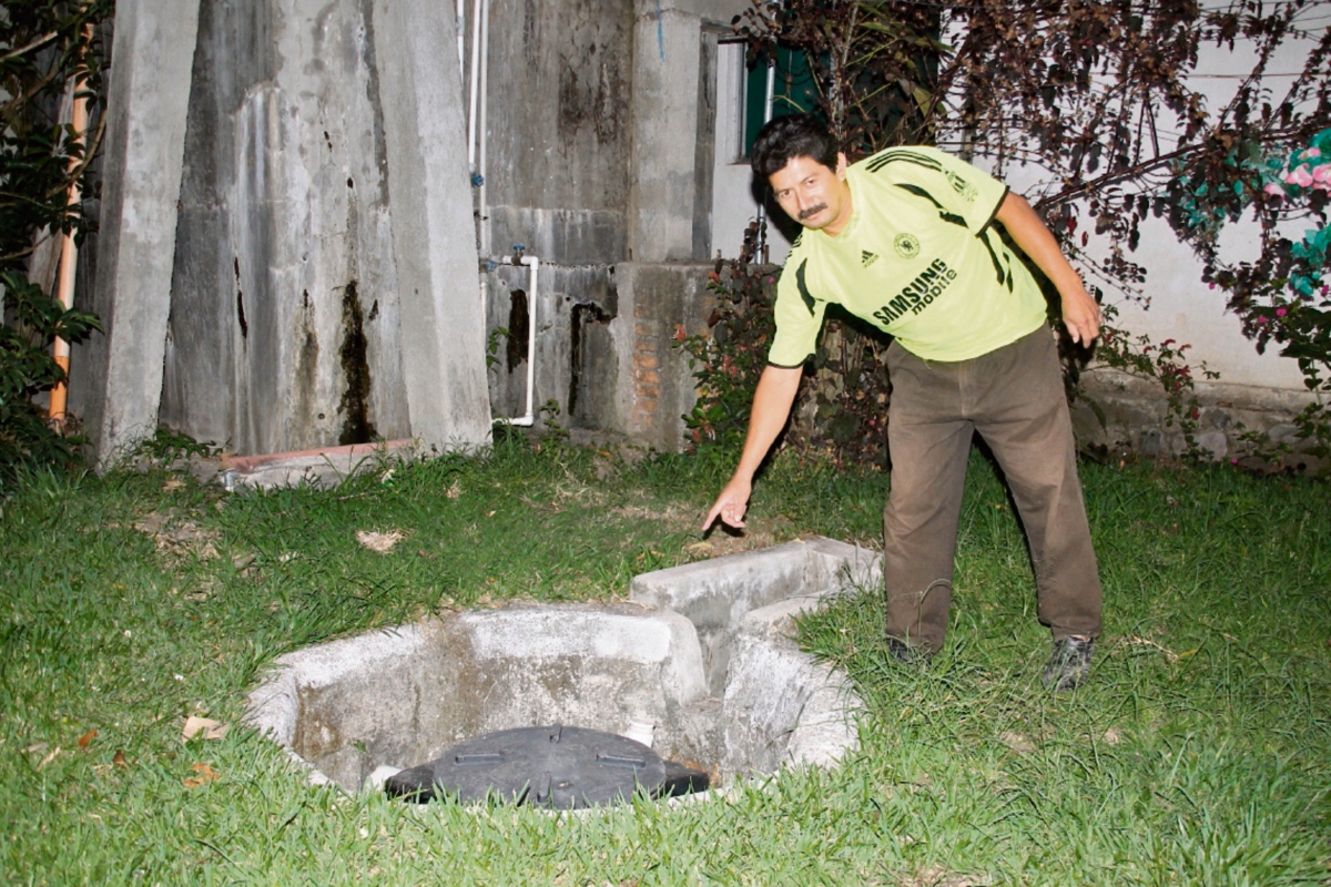 Agremiado muestra uno de los biodigestores instalados en un hotel de Panajachel, Sololá, con el objetivo de no contaminar el Lago de Atitlán. (Foto Prensa Libre: Ángel Julajuj)