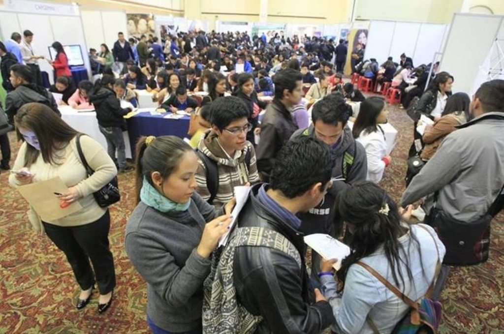 Jóvenes buscan una oportunidad laboral. (Foto Prensa Libre: Edwin Bercián)