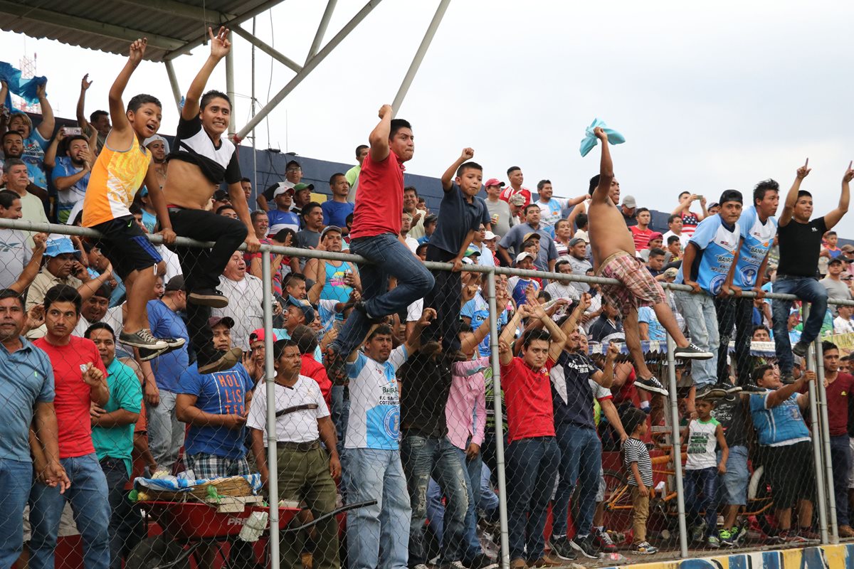 Los aficionados de Santa Lucía Cotzumalguapa celebraron el pase a las semifinales. (Foto Prensa Libre: Carlos Paredes)