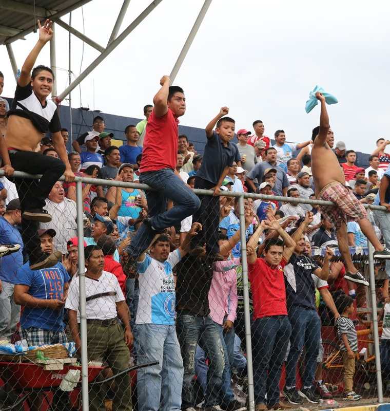 Los aficionados de Santa Lucía Cotzumalguapa celebraron el pase a las semifinales. (Foto Prensa Libre: Carlos Paredes)