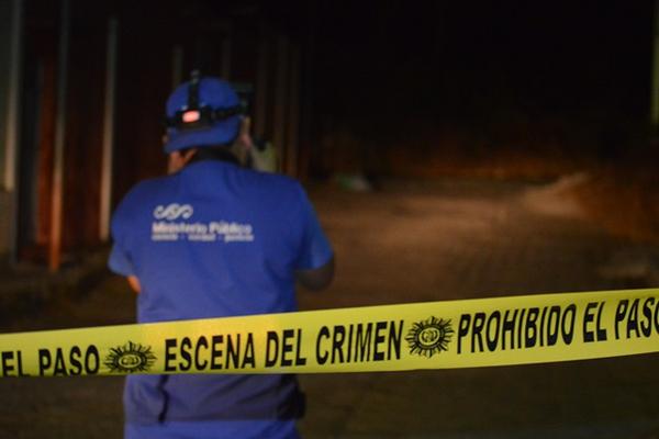 Fiscales del Ministerio Público examinan escena del crimen, donde una pareja de jóvenes fue baleada. (Foto Prensa Libre: Víctor Gómez)<br _mce_bogus="1"/>