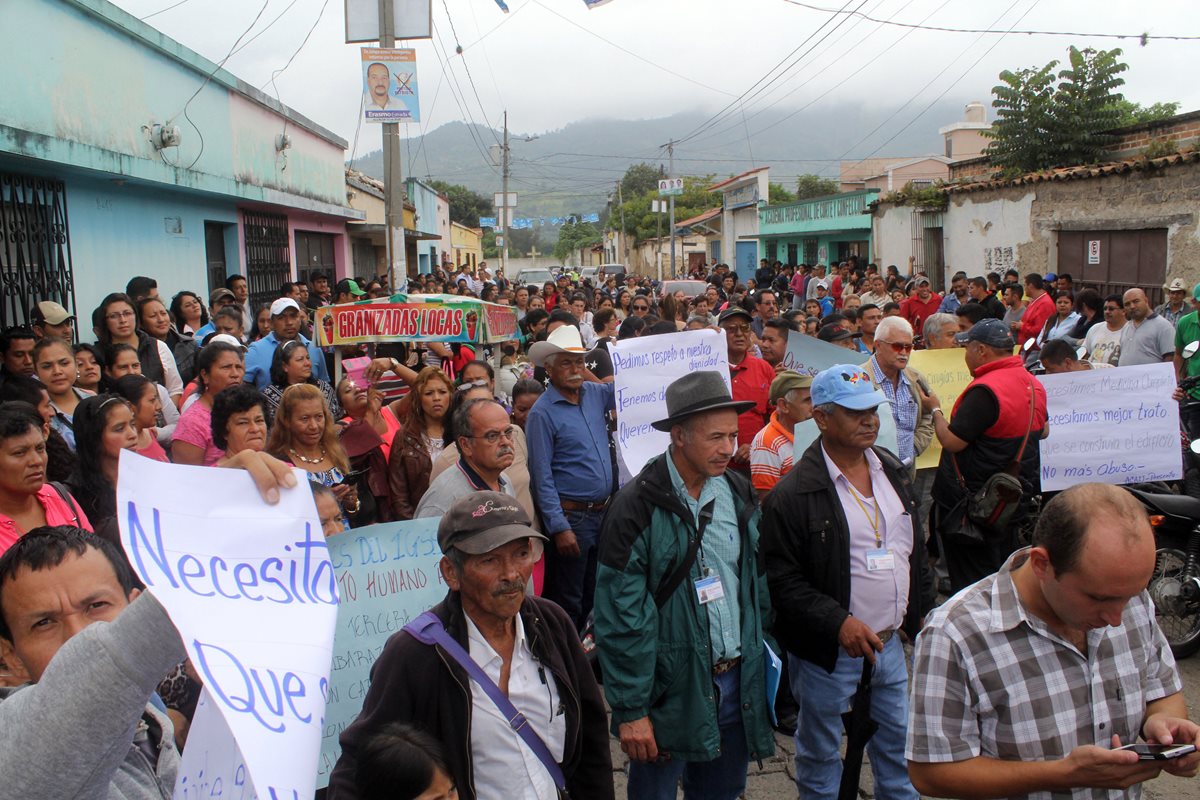 Los manifestantes permanecieron por dos horas frente a las instalaciones del IGSS de Jalapa. (Foto: Prensa Libre/Hugo Oliva).