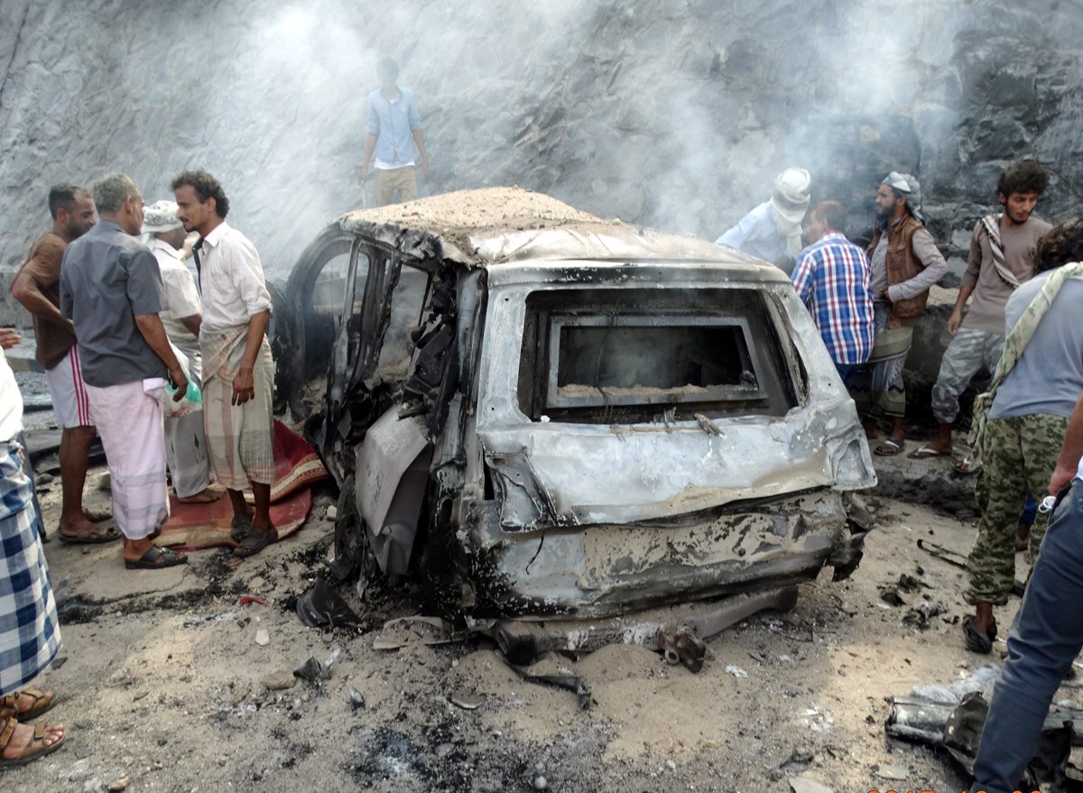 Personas inspeccionan el lugar donde ocurrió el atentado en Yemen. (Foto Prensa Libre: EFE).