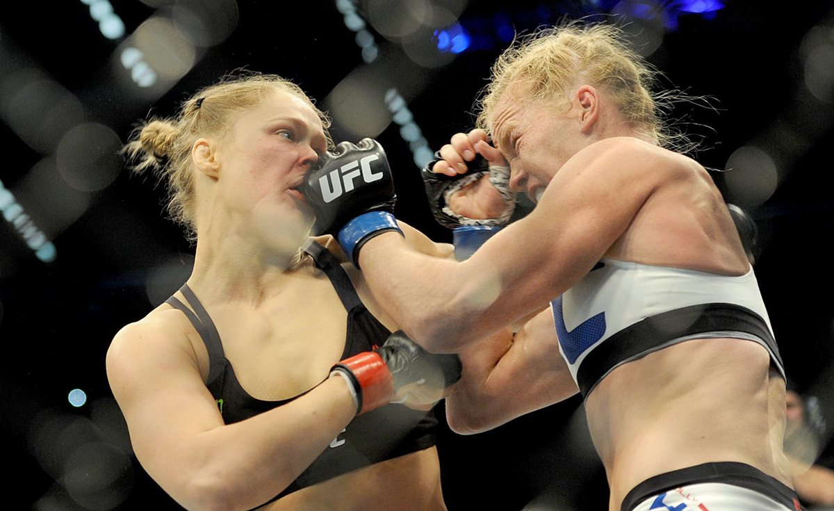 Holly Holm golpea a la campeona defensora Ronda Rousey, durante la pelea. (Foto Prensa Libre: EFE)