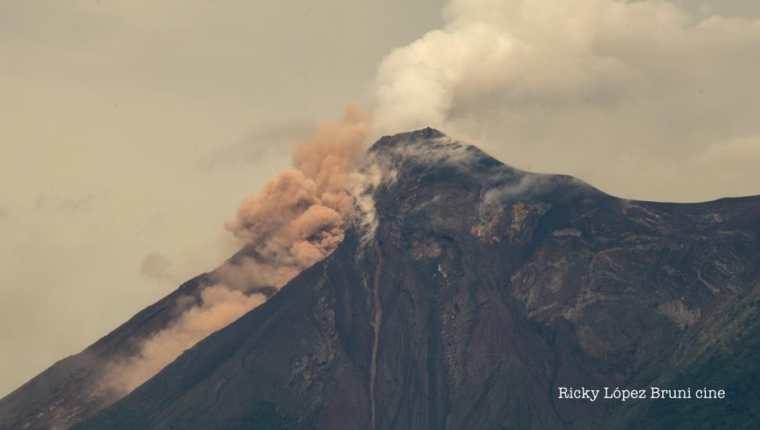 El material volcánico que se desprendió este viernes obligó a evacuar la zona de impacto. (Foto Prensa Libre: Cortesía Ricky López Bruni)