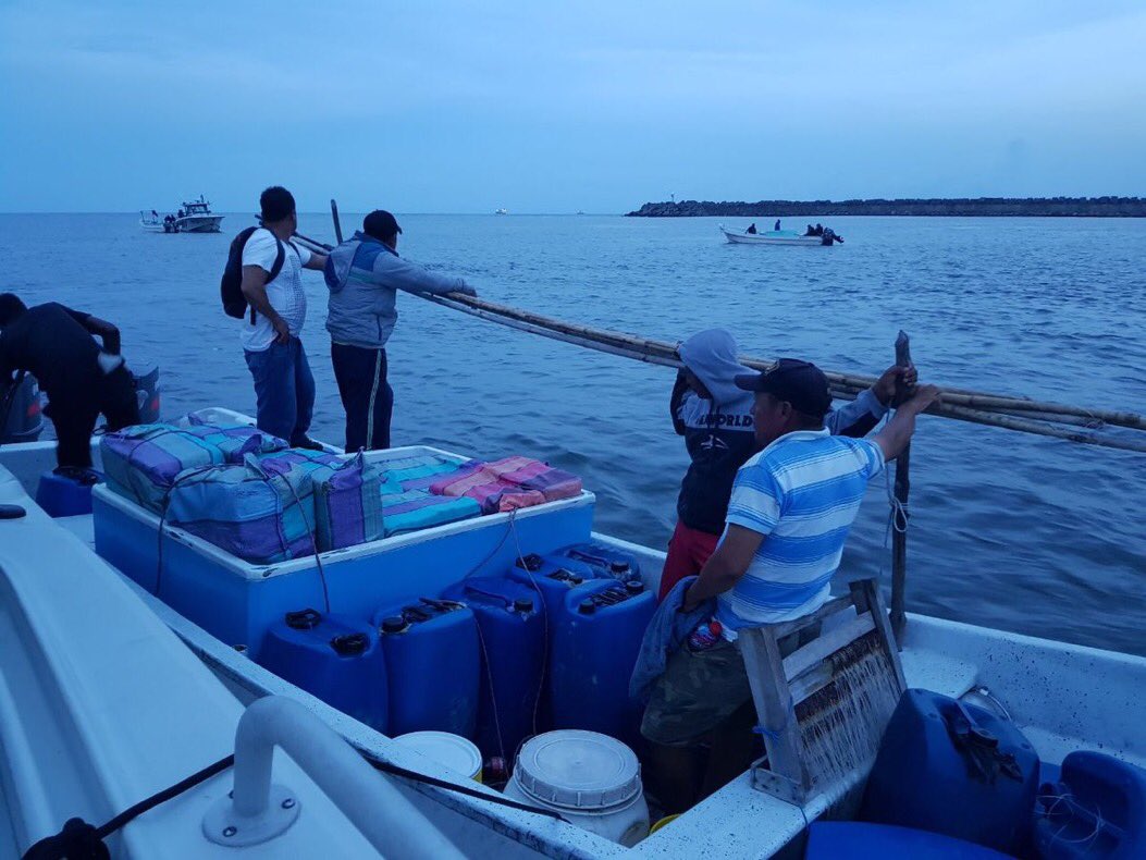 Las fuerzas de seguridad interceptaron en aguas guatemaltecas dos embarcaciones que transportaban droga. (Foto Prensa Libre: Ejército de Guatemala)