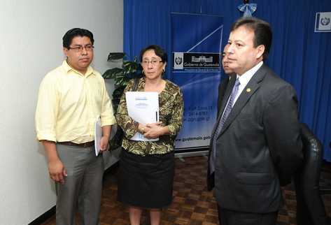 Padre de Jennifer Vasquez Alquijay, visitó esta mañana la PGN para entregar sentencia íntegra. (Foto Prensa Libre: PGN)