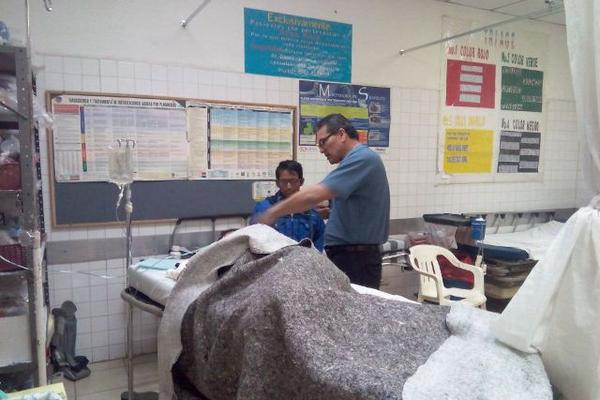 Los heridos fueron llevados al Hospital Nacional de Chimaltenango. (Foto Prensa Libre: Víctor Chamalé)