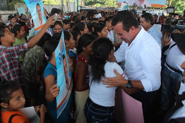 Alejandro Sinibaldi, saluda a simpatisantes. (Foto Prensa Libr: Alexander Coyoy)<br _mce_bogus="1"/>