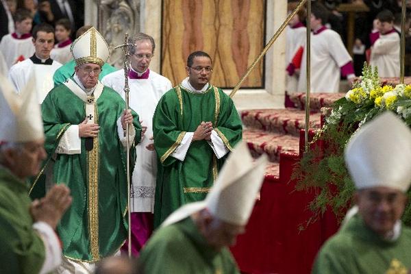 El papa Francisco celebrar una Misa por los 20 cardenales recién electos, en la Basílica de San Pedro en el Vaticano. (Foto Prensa Libre:AP)