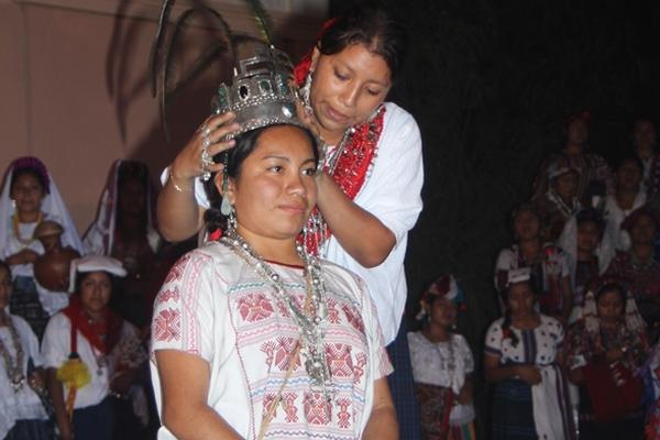 Lesli Yesenia Tupil Chub -derecha- coloca la corona a Annytha Julissa  Pérez    Cholotío, luego de que fuera electa Rabín Ajaw 2014. (Foto  Prensa Libre:    (Ángel Martín Tax)