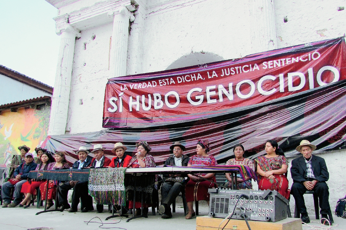 Autoridades indígenas de Nebaj, Chajul y Cotzal festejan la sentencia por genocidio contra Efraín Ríos Montt. (Foto Prensa Libre: Óscar Figueroa)