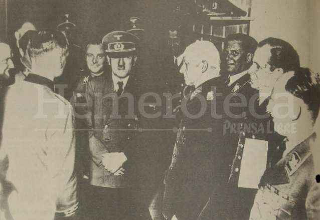 Hitler conversando con sus oficiales después del atentado en su contra en 1944. (Foto: Hemeroteca PL)