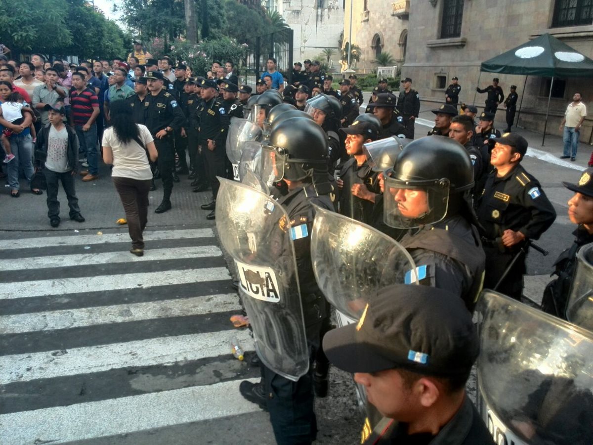 Agentes antimotines llegaron al lugar para dispersar a los vendedores molestos. (Foto Prensa Libre: Estuardo Paredes)