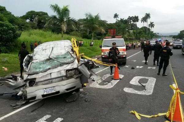 Un hombre y una mujer murieron en un accidente de tránsito en la ruta a Palín, Escuintla. (Foto Prensa Libre: Enrique  Paredes)<br _mce_bogus="1"/>