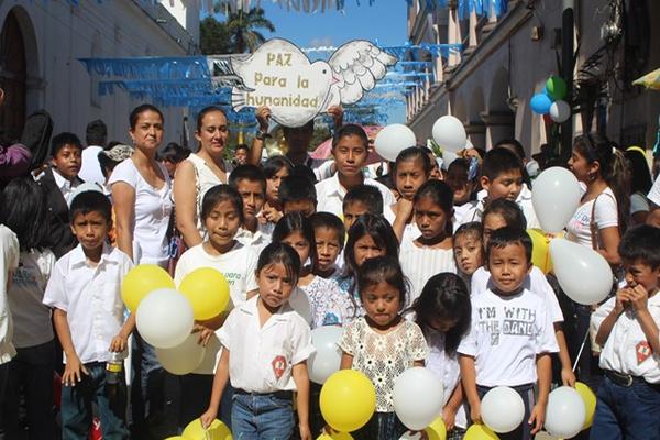 Niños participaron en caminata por la paz y en rechazo a la violencia en San Pedro Carchá, Alta Verapaz. (Foto Prensa Libre: Ángel M. Tax)