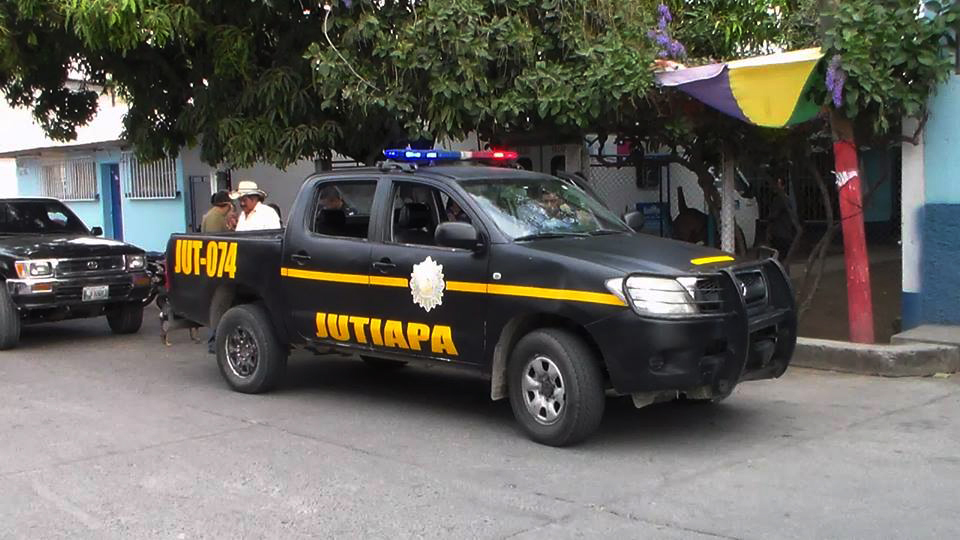 Agentes policiales resguardan lugar donde un hombre murió a golpes, en Santa Catarina Mita, Jutiapa. (Foto Prensa Libre: Óscar González)