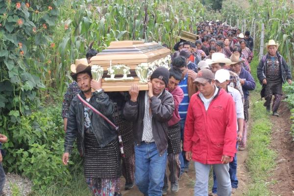 Decenas de personas de distintas comunidades participan en el sepelio de cinco de las seis víctimas de un alud en Sololá. (Foto Prensa Libre: Ángel Julajuj).