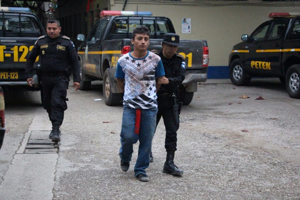 Cristian Mauricio Chamorro, presunto delincuente capturado en Petén. (Foto Prensa Libre: Rigoberto Escobar).