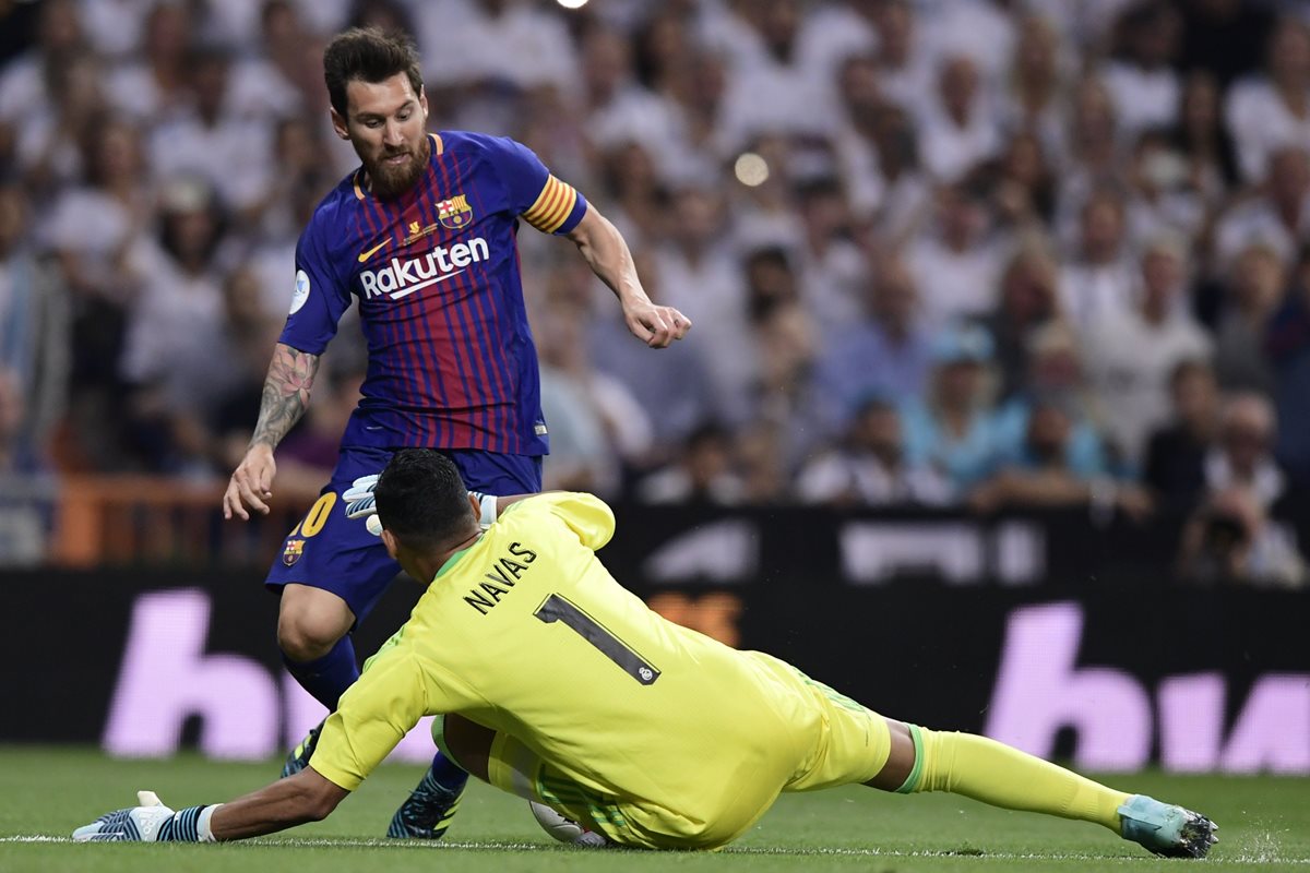 El portero Keylor Navas del Real Madrid le gana en el mano a mano a Lionel Messi.