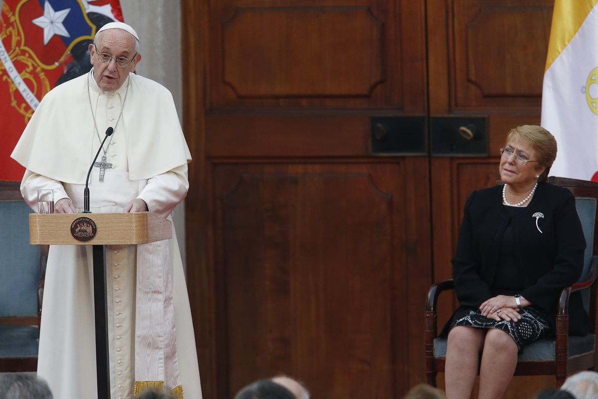 El papa Francisco junto a la mandataria chilena, Michelle Bachelet, durante un encuentro con autoridades, la sociedad civil y el cuerpo diplomático. (Foto Prensa Libre: EFE)