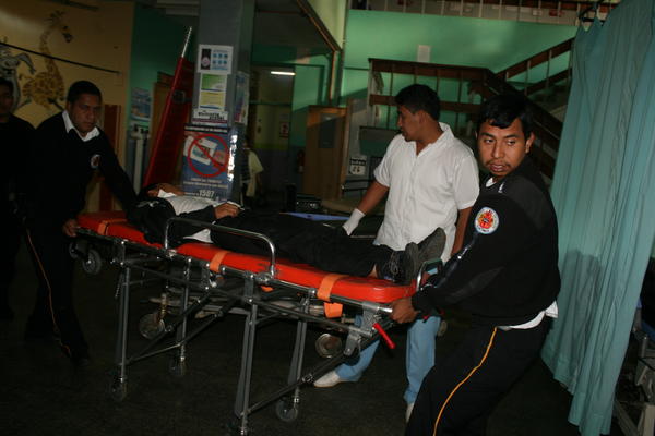 Los víctimas fueron trasladadas al Hospital Nacional de Cobán. (Foto Prensa Libre: Ángel Martín Tax)<br _mce_bogus="1"/>
