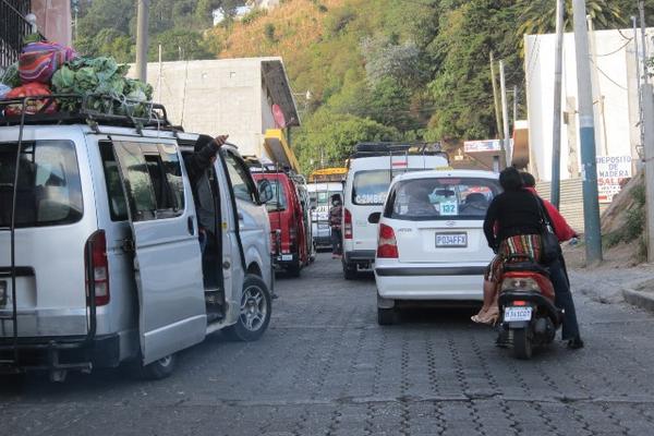 En la calle principal de la cabecera de Sololá, hacia el mercado de mayoreo, se origina un constante caos vehicular. (Foto Prensa Libre: Ángel Julajuj)