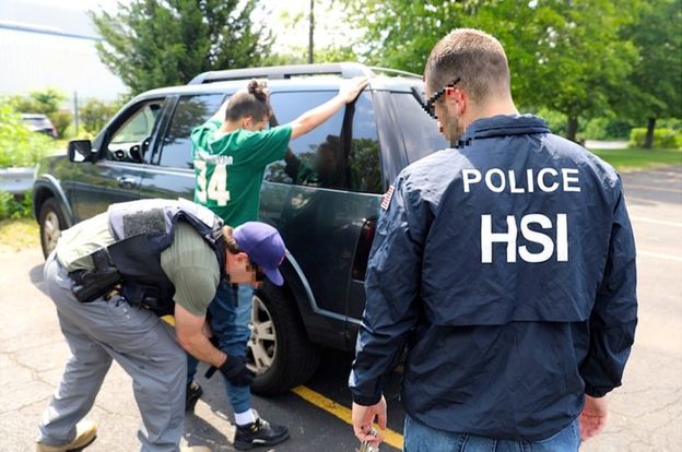 Los arrestos en Brentwood y Central Islip fueron llevados a cabo por la policía y miembros del Servicio de Inmigración y Control de Aduanas de EE.UU.(ICE).
