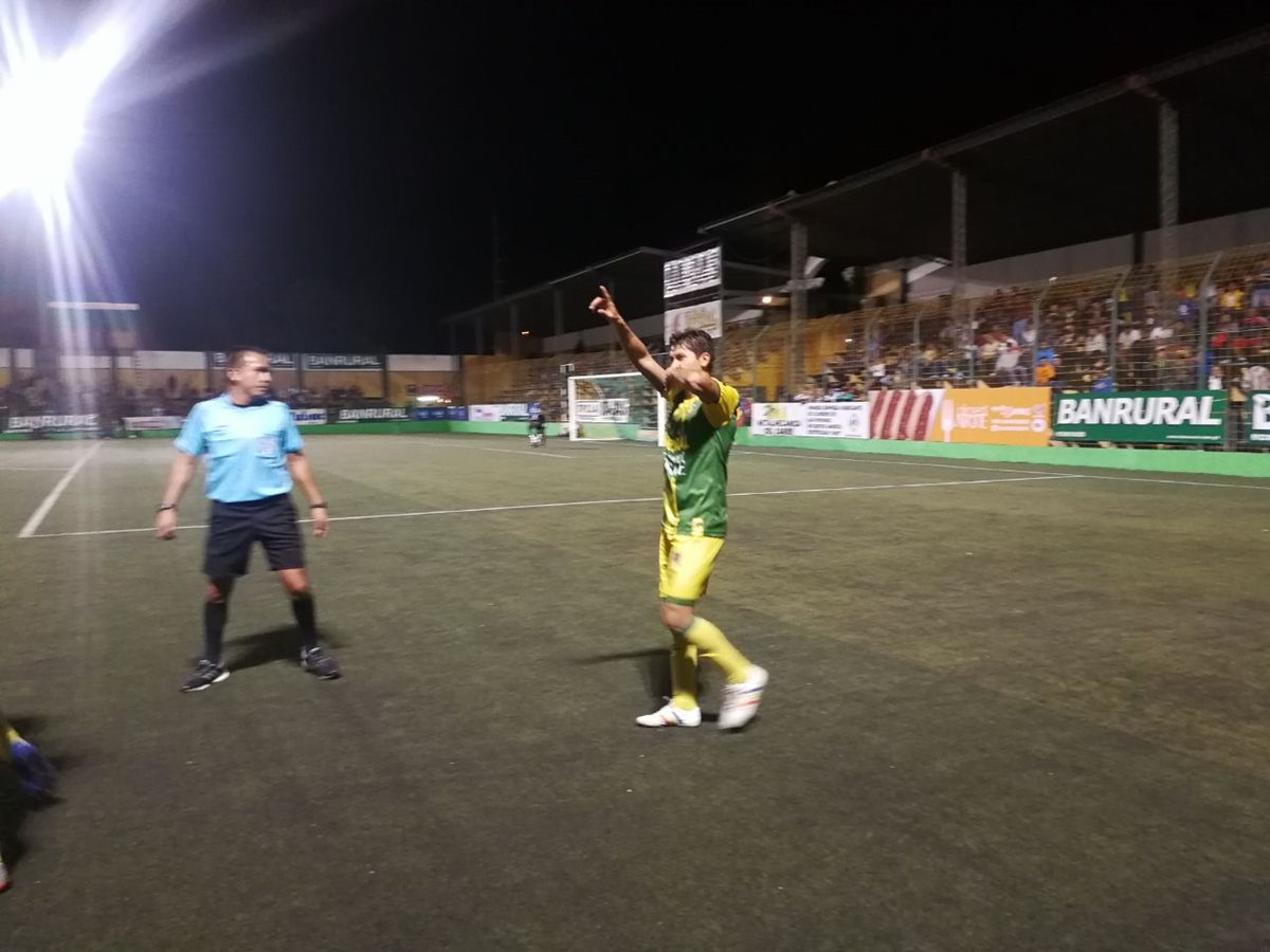 Gerson Tinoco festeja el primer gol de Petapa. (Foto Prensa Libre: Edwin Fajardo)