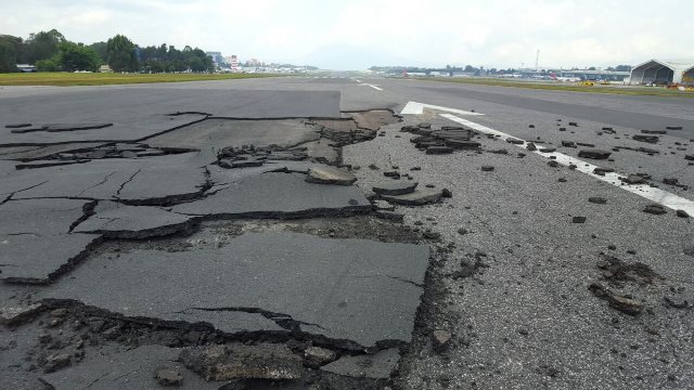 La lluvia y presión de turbinas dañaron la pista inactiva del Aeropuerto Internacional La Aurora. (Foto Prensa Libre: DGAC)