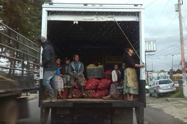 Según un  lector, en Chimaltenango es común ver camiones sin placas y con la persiana abierta que transportan personas en el área de carga.