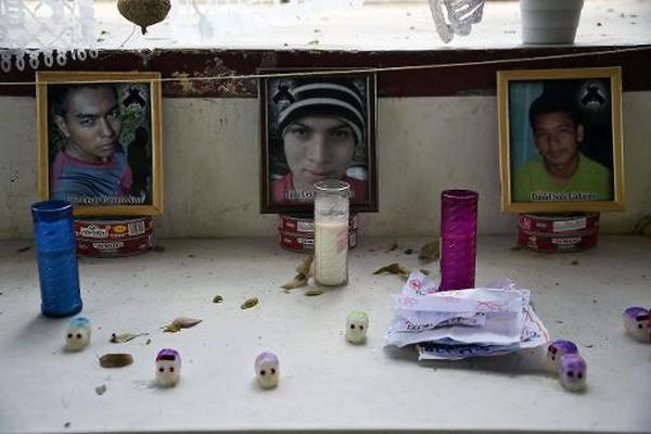 Fotografías de estudiantes desaparecidos en un altar improvisado en la  escuela de maestros rurales de Ayotzinapa. (Foto Prensa Libre: AFP)