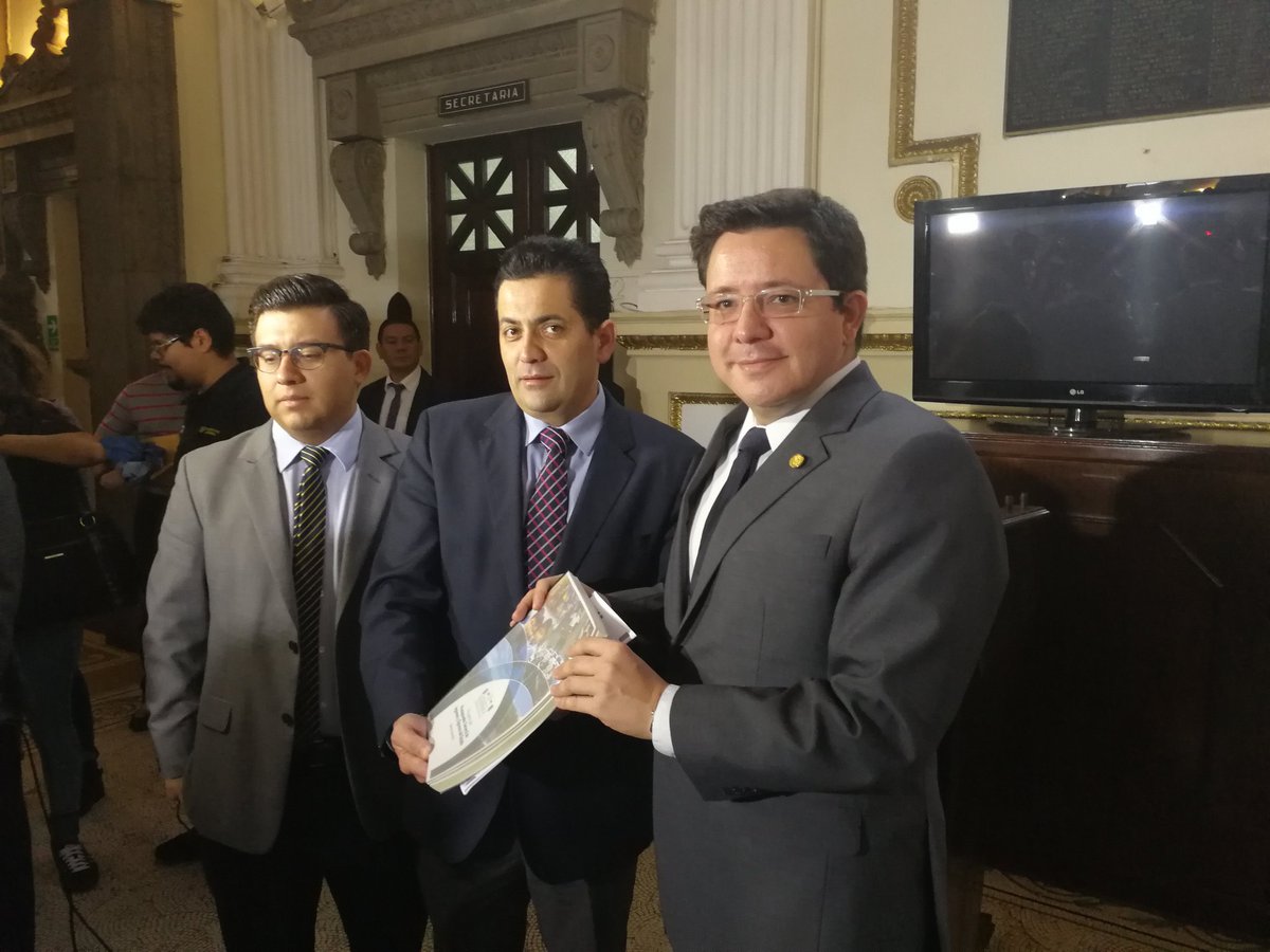 La propuesto del Presupuesto para el otro año fue recibida por el presidente del Congreso y de la Comisión de Finanzas. (Foto Prensa Libre: Urías Gamarro)