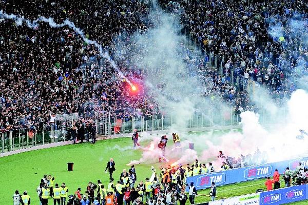 En Italia la violencia en el deporte parece ser un mal que no encuentra solución. (Foto Prensa Libre: AP)<br _mce_bogus="1"/>