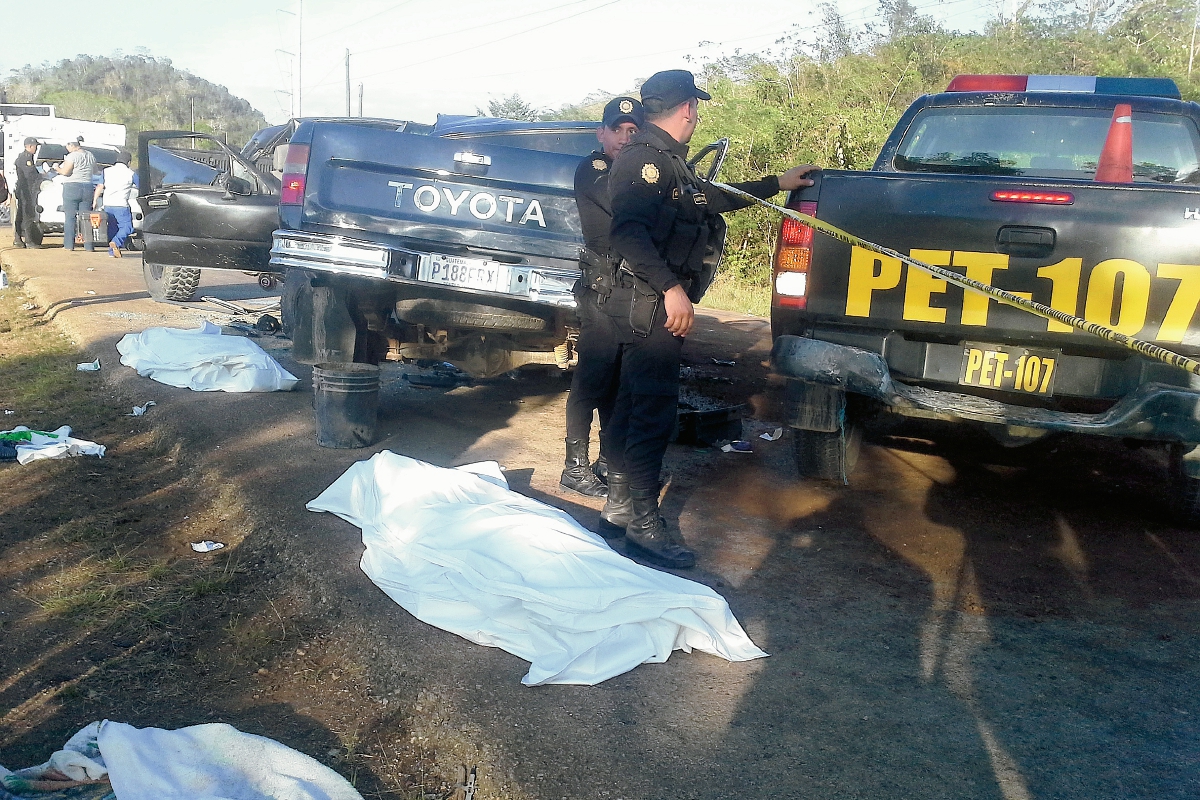 Dos picops  chocaron de frente en el km 494 de la ruta de San Francisco, Petén, a La Libertad, con saldo de dos muertos y 18 heridos. (Foto Prensa Libre: Rigoberto Escobar)