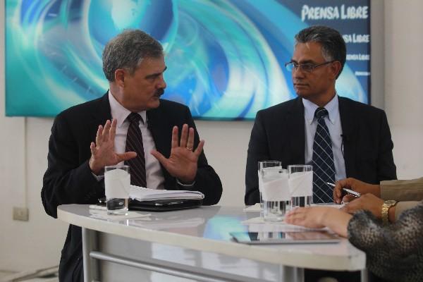 Juan Alberto Fuentes Knight, exministro de Finanzas, y Carlos Muñoz, jefe de la SAT, presentaron ayer sus argumentos respecto de un contrato para una asesoría tributaria.