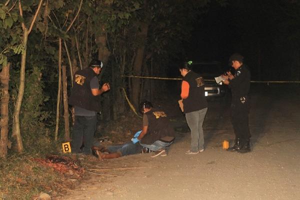 Peritos del Ministerio Público buscan indicios en el lugar donde ocurrió el ataque en Masagua, Escuintla.