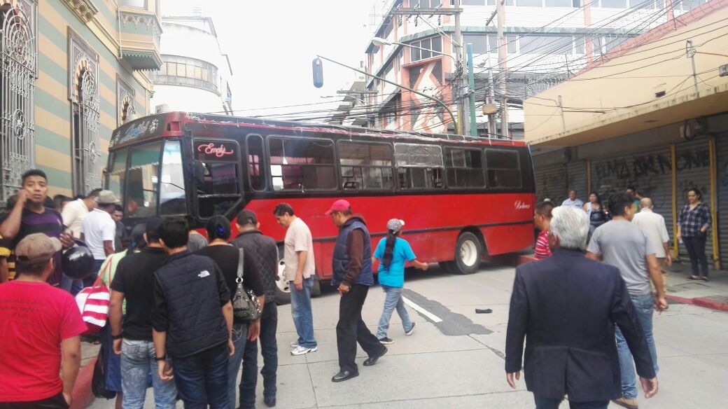 Varias personas observan el accidente del autobús y motocicleta en la 9 avenida y 13 calle, zona 1. (Foto Prensa Libre: Edwin Pitán)