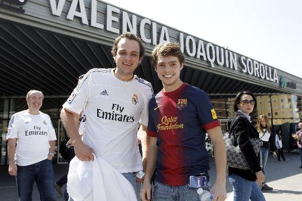 Los aficionados del Real Madrid y Barcelona ya se encuentran en Mestalla. (Foto Prensa Libre: EFE)