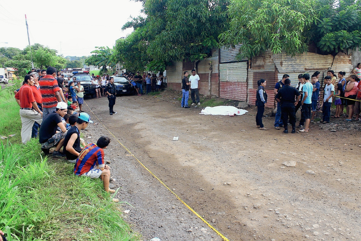 Agentes de  la PNC examinan escena del crimen en la zona 3 de la cabecera de Escuintla, donde murió una mujer. (Foto Prensa Libre: Carlos Enrique Paredes)