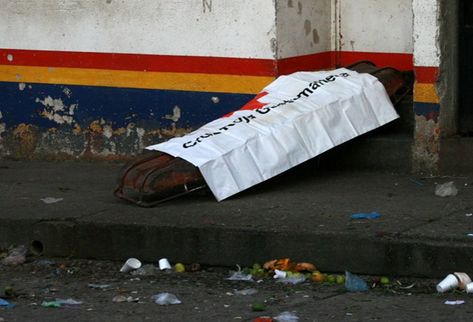 El cuerpo estaba esparcido en cinco bolsas, en la Gobernación departamental y en el mercado de Cobán. (Foto Prensa Libre)