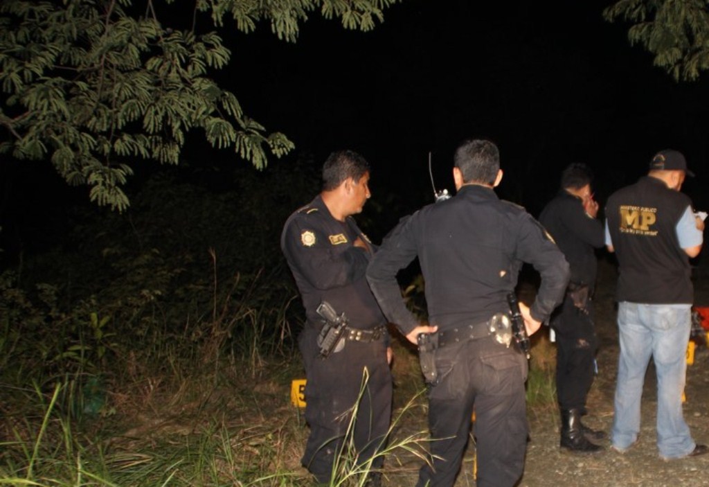 Autoridades inspeccionan el lugar donde fueron localizados los dos cadáveres en Gualán, Zacapa. (Foto Prensa Libre: Víctor Gómez).
